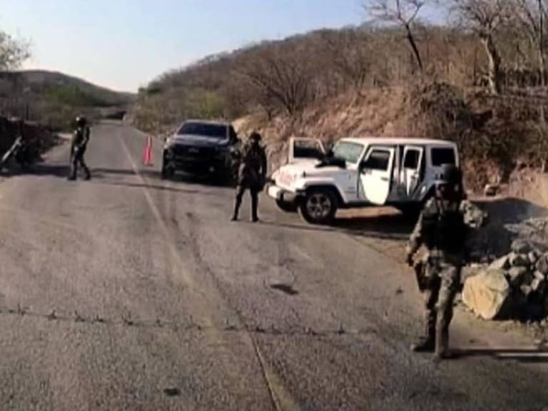 Minimiza AMLO retén de civiles armados en carretera de Badiraguato