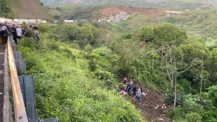 Autobús de pasajeros vuelca a barranco en Tepic; Hay al menos 15 fallecidos