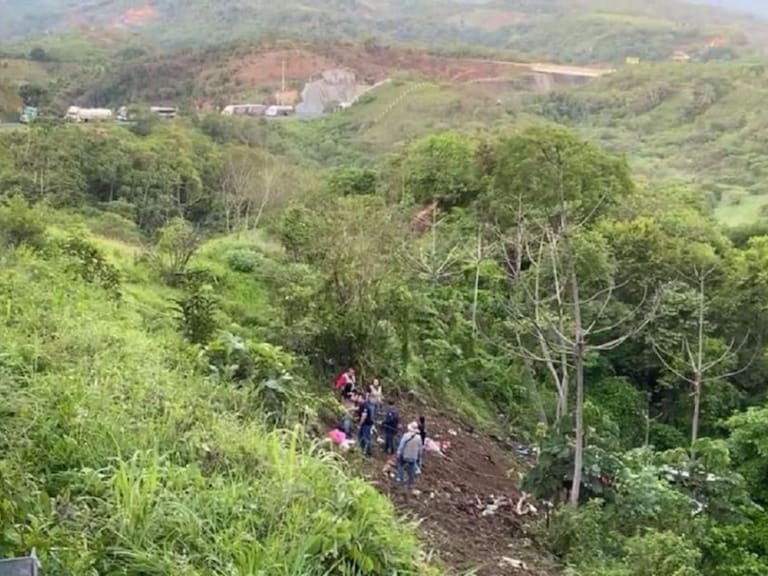 Autobús de pasajeros vuelca a barranco en Tepic; Hay al menos 15 fallecidos