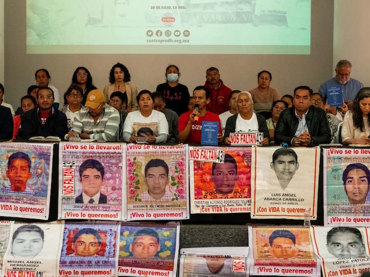 Normalistas de Ayotzinapa lanzan artefactos explosivos contra Fiscalía guerrerense.