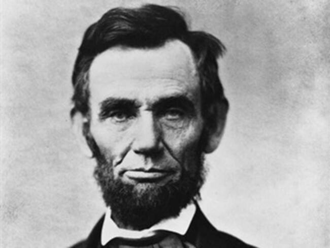 Descubren posible fotografía de Lincoln frente a la Casa Blanca