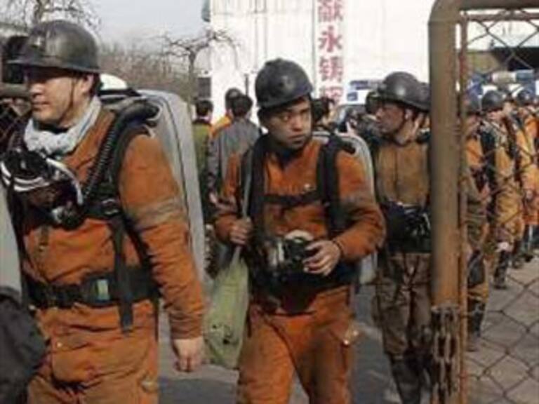 Atrapa inundación a 153 mineros en China