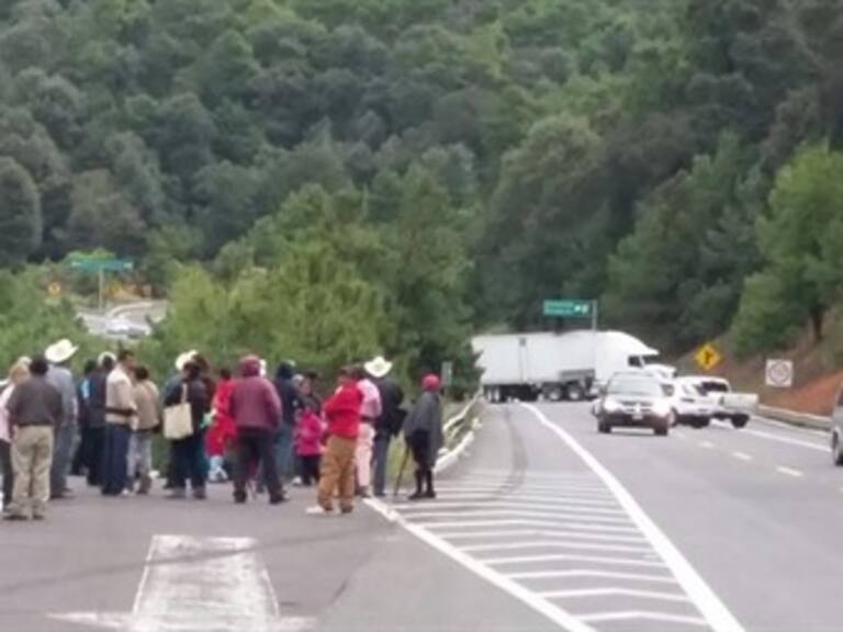 Indígenas bloquean carreteras en Michoacán