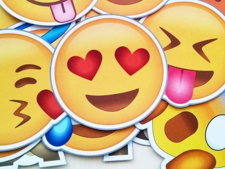 Encuentran una nueva estafa en mensajes de WhatsApp con emojis
