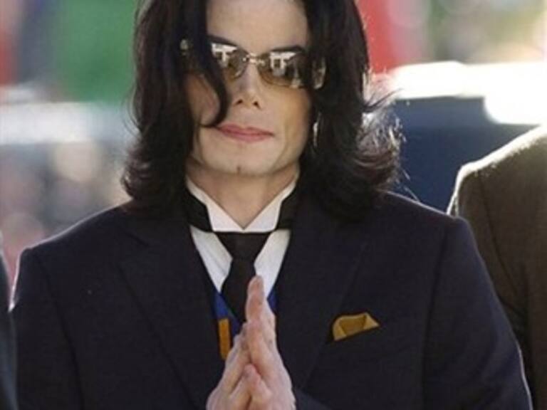 Trasladan cuerpo de Michael Jackson al forense en helicóptero