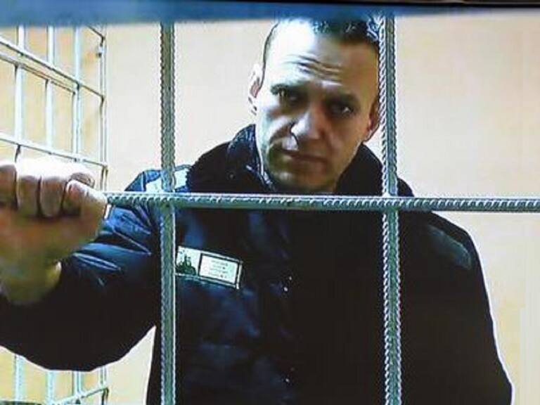 En agosto de 2020, Navalni sufrió un atentado, siendo envenenado con novichok mezclado en un té, un arma química desarrollada en la extinta Unión Soviética, del que pudo recuperarse.