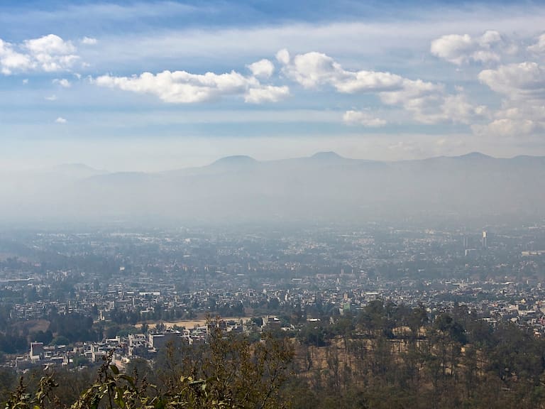 Evita sanciones y contratiempos: revisa qué vehículos no pueden circular este domingo durante la contingencia ambiental. Getty Images