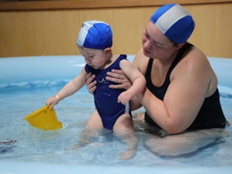 ¿Quieres que tu bebé aprenda a nadar contigo?