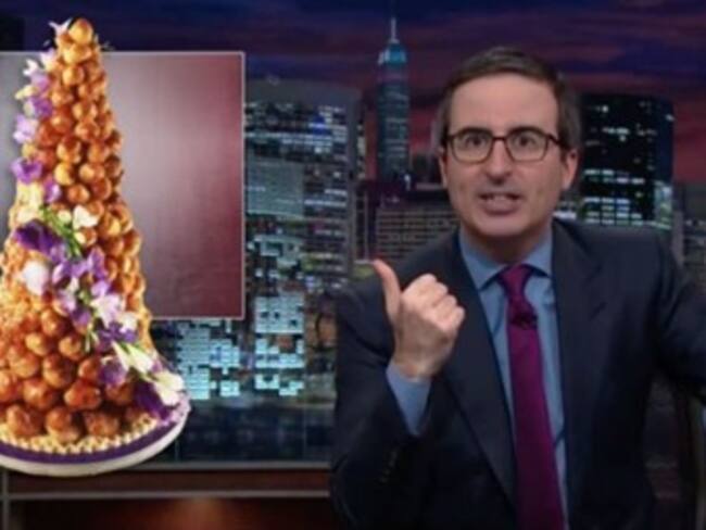 El comediante inglés, John Oliver envió un gran mensaje tras los atentados en Francia