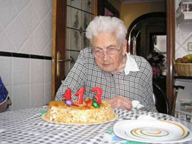 Mujer cumple 108 o 111 años, no está segura