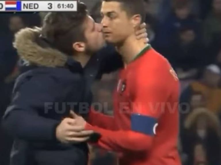 VIDEO: Un fan que saltó a la cancha intentó besar a Cristiano Ronaldo