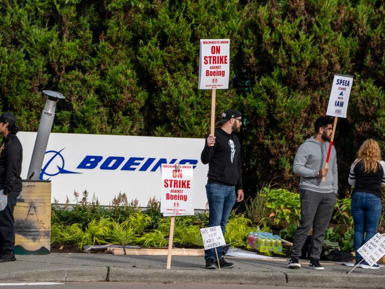 La presunta oferta salarial, la calificaron los trabajadores como "engañosa", pues más recortes, significa solo un aumento del 9%. (Foto por: Stephen Brashear/Getty Images)