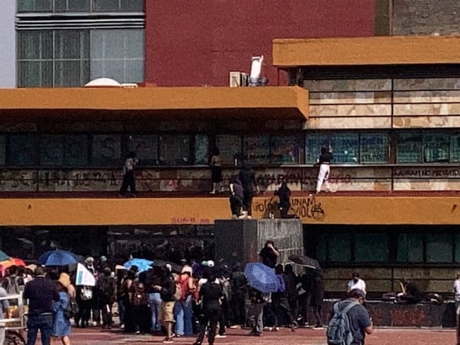 Estudiantes del CCH Sur protestan en Rectoría por violación de compañera
