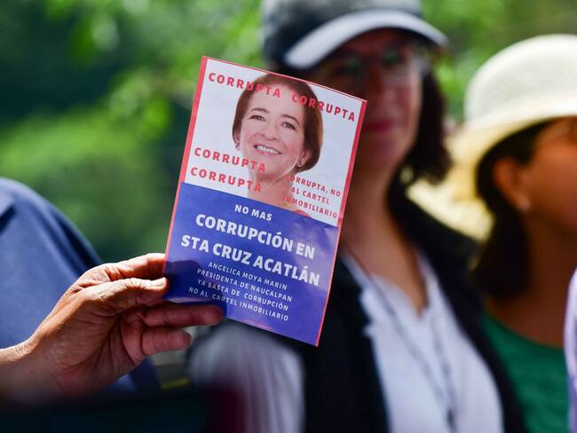 Madres de familia increpan a Angélica Moya por falta de agua