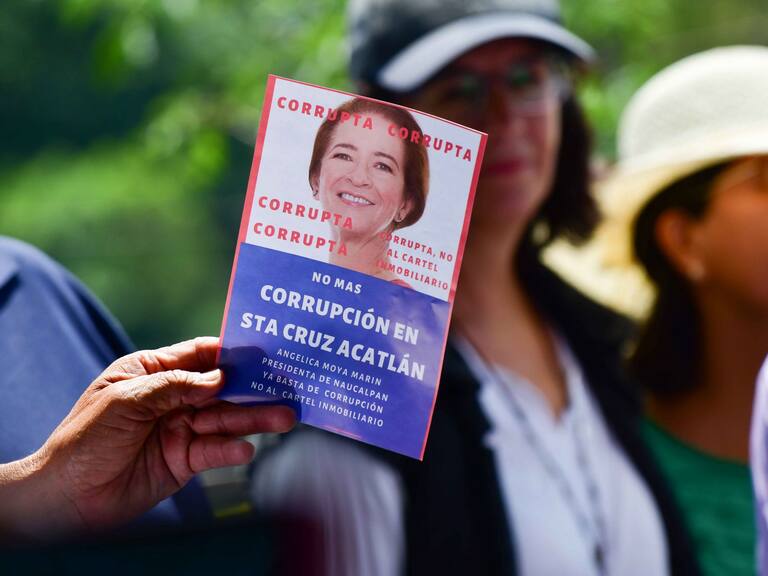 Un grupo de vecinos de distintas comunidades de Naucalpan protestaron en el acceso principal del Palacio Municipal en contra de Angélica Moya, presidenta municipal, a quien demandan por pretender autorizar durante la sesión ordinaria de cabildo de hoy, el plan de desarrollo urbano, que contempla la construcción de unidades habitacionales en Lomas Verdes, Satélite, Echegaray, Santa Cruz Acatlán, Vista del Valle y Tecamachalco, que de acuerdo a los vecinos afectaría el suministro de servicios, como el agua, además de favorecer al cartel inmobiliario.