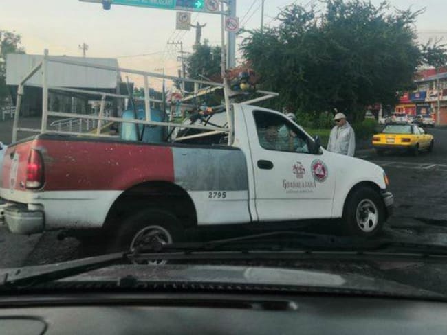 Camioneta oficial de Guadalajara cae a socavón