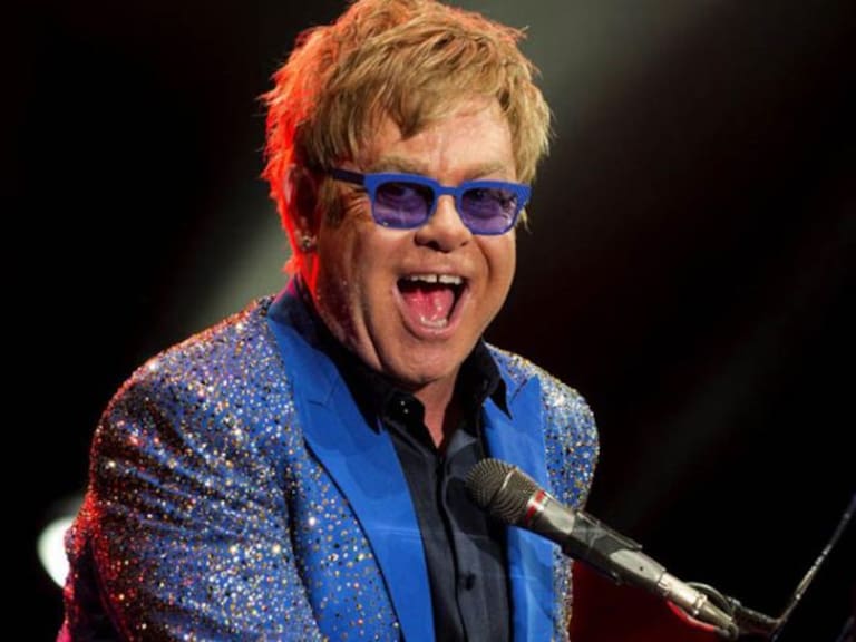 Elton John toca el piano en estación de tren londinense