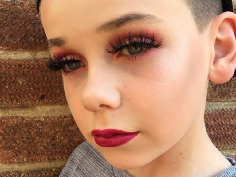 Conoce al niño de 10 años que causó sensación en Internet por su habilidad con el maquillaje