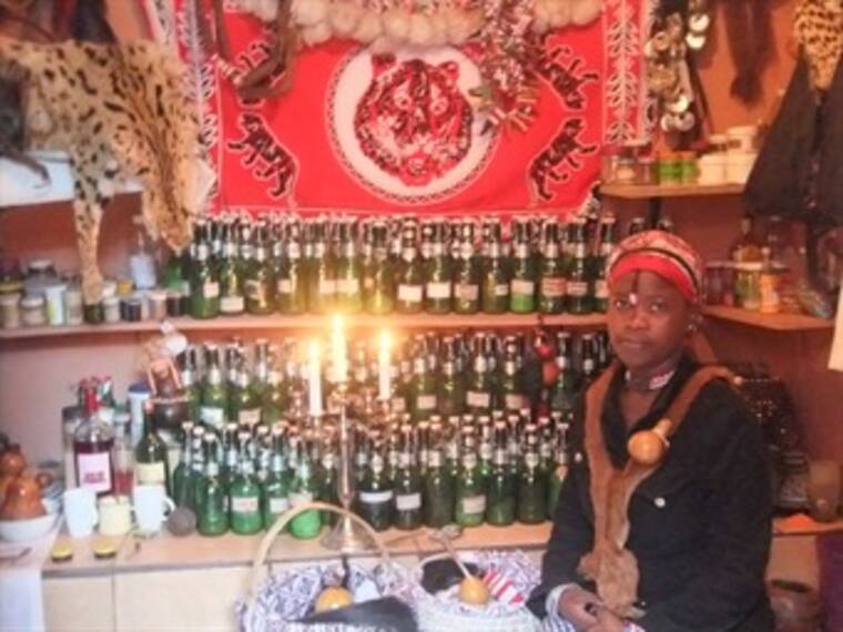 Carlos Puig visita una curandera Zulu en Sudáfrica