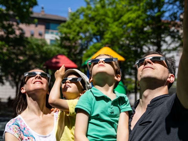 UAM regala lentes para ver eclipse solar de Octubre; Así los puedes obtener