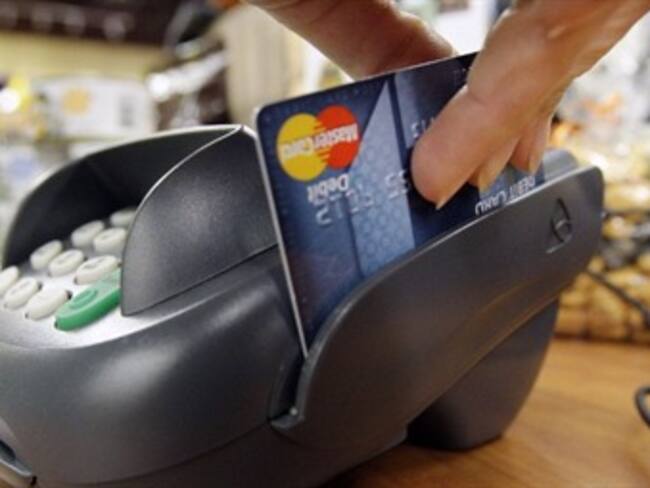 Ilegal, cargo extra por cobro con tarjeta: Condusef