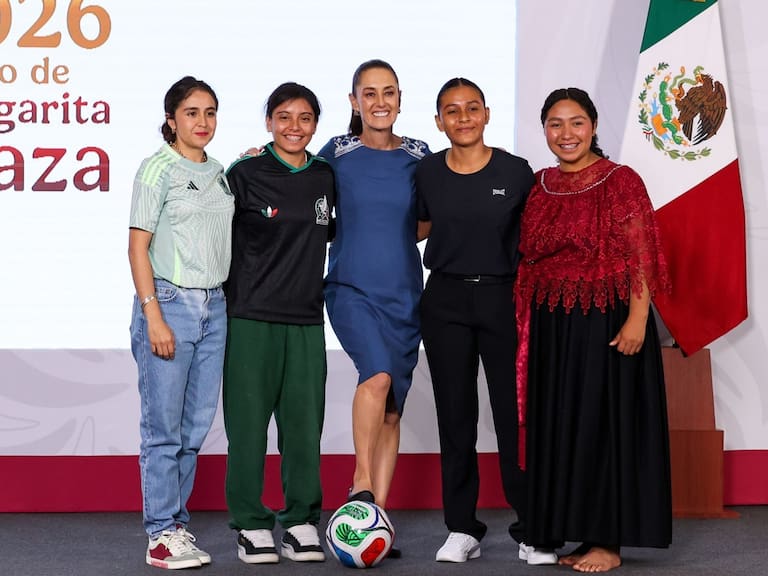 Las ganadoras de los boletos para el Mundial 2026 festejan con la presidenta Sheinbaum Brianna Ameli Medina, Karla Itzel Peña, la presidenta Claudia Sheinbaum Pardo y las otras ganadoras Yolett Cervantes y Maira Yaretzi Díaz García.FOTO: GALO CAÑAS/CUARTOSCURO.COM