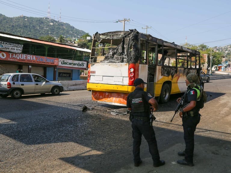 En diferentes hechos de violencia, varios camiones y urbanos del servicio público fueron atacados e incendiados por hombres armados