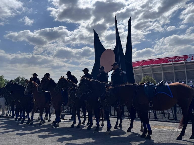 Elementos de la Policía Montada de la Ciudad de México flanquean el Estadio Banorte, previo al partido de reinauguración del coloso, ahora como Estadio Banorte con el partido México Portugal