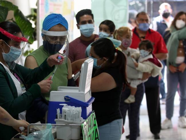 Anuncian vacunación contra influenza en México