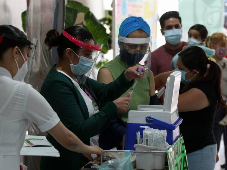 Anuncian vacunación contra influenza en México