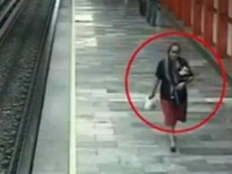 Dan de alta a bebé que cayó con su madre al Metro