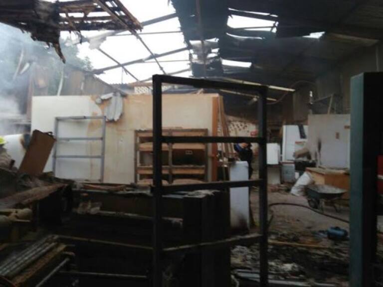 Incendio consume fábrica de muebles en Tlajomulco