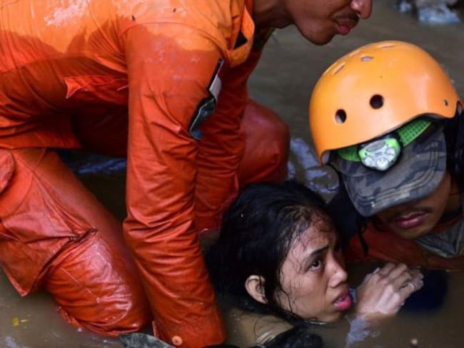 Mueren más de 800 personas en Indonesia por sismo y tsunami