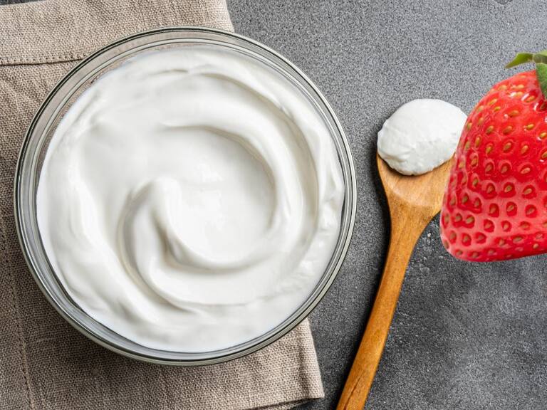 Yogur natural o de fresa: Profeco explica cuál conviene más comer. Getty Images