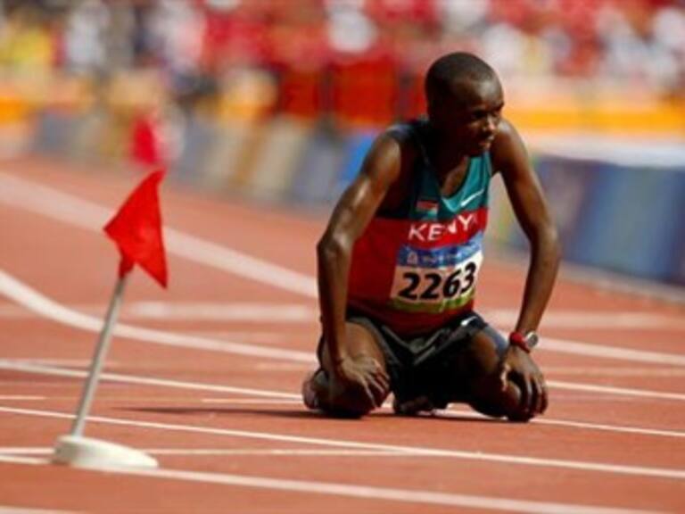 Muere campeón olímpico de maratón tras caída de balcón