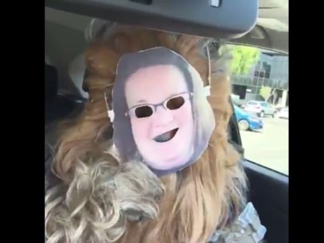 Chewbacca se pone máscara de mujer y se hace viral