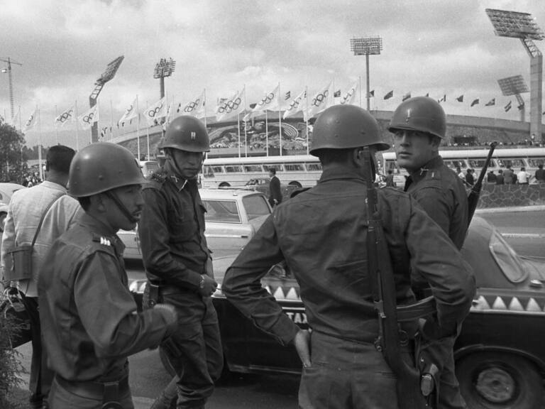 Soldados mexicanos al momento de realizar patrullajes en el Estadio Olímpico Universitario.