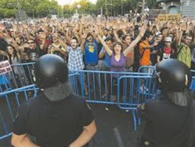 Inician 'indignados' movilizaciones hacia Puerta del Sol de Madrid