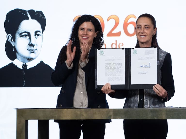 La doble nacionalidad será incompatible con las candidaturas a la Presidencia de la República, gubernaturas y la Jefatura de Gobierno de la Ciudad de México a partir de 2028 .- Claudia Sheinbaum Pardo, presidenta de México, firmó el decreto de la reforma constitucional que establece que quienes aspiren a la Presidencia de la República, gubernaturas o la Jefatura de Gobierno de la Ciudad de México deberán tener únicamente la nacionalidad mexicana, acompañada por Luisa María Alcalde Luján, consejera jurídica del Ejecutivo Federal. FOTO: CAMILA AYALA BENABIB/CUARTOSCURO.COM