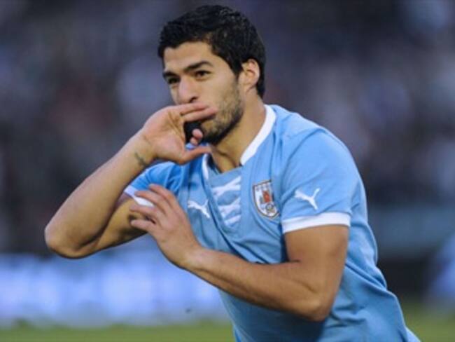 Otro gol-milagro de Godín mete a Uruguay y elimina a Italia