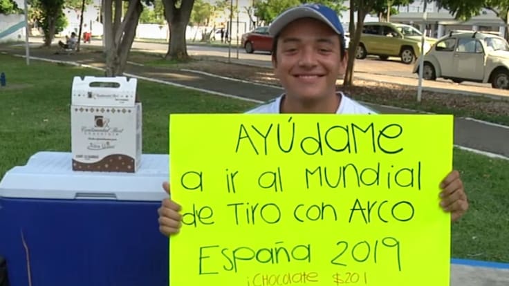 No se rinde; arquerista yucateco vende chocolates para competir en Mundial