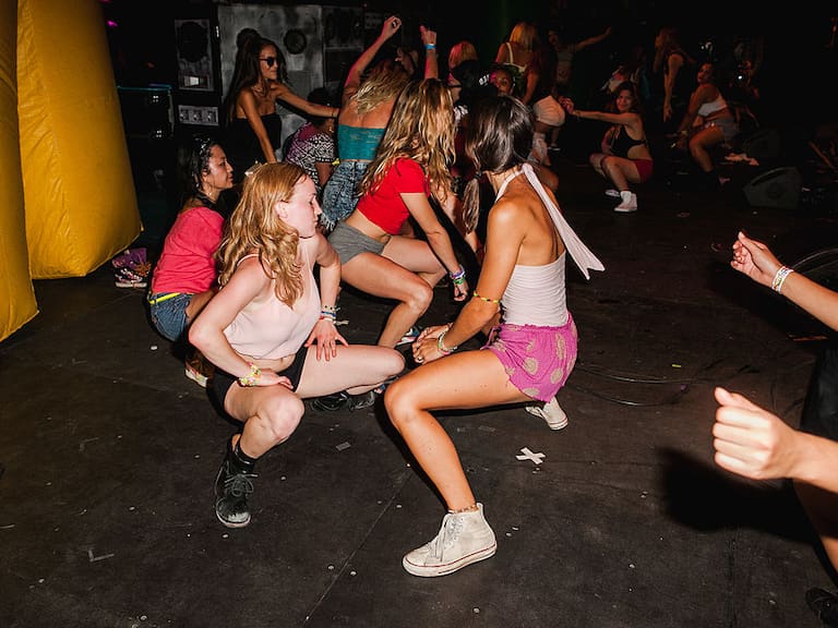 8M en CDMX, perreo en festival 'Rugir Sororas'