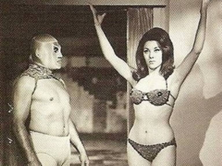 Recuerdan El Hijo del Santo y Lorena Velázquez a 'El enmascarado'
