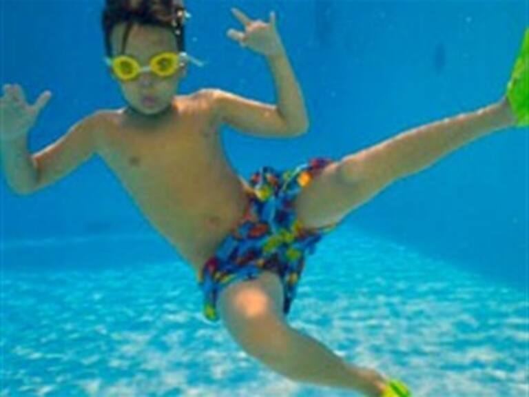 Uso de cloro en piscinas interiores aumenta riesgo de asma en niños