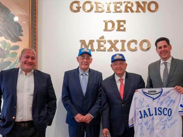 AMLO recibe camiseta de Los Charros de Jalisco firmada por el equipo