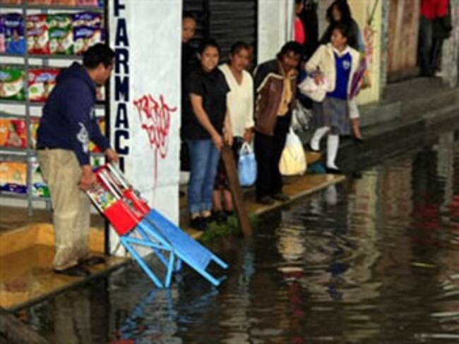 Desazolvan Neza tras inundaciones