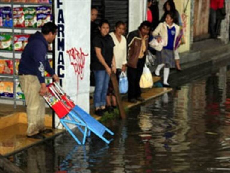 Desazolvan Neza tras inundaciones