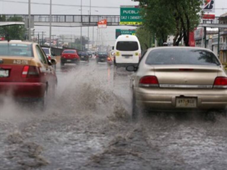Causan lluvias caos vial en el DF