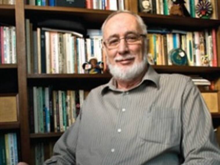 Regala "rizos de amor" a niños con cáncer