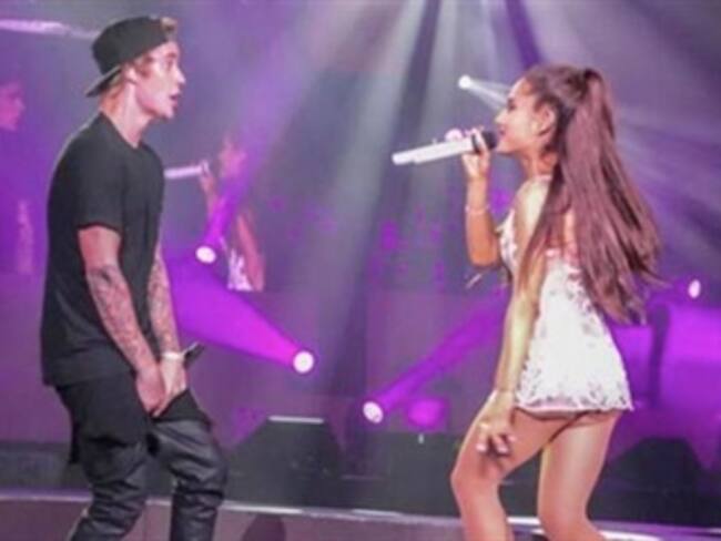 La riega Justin Bieber en concierto con Ariana